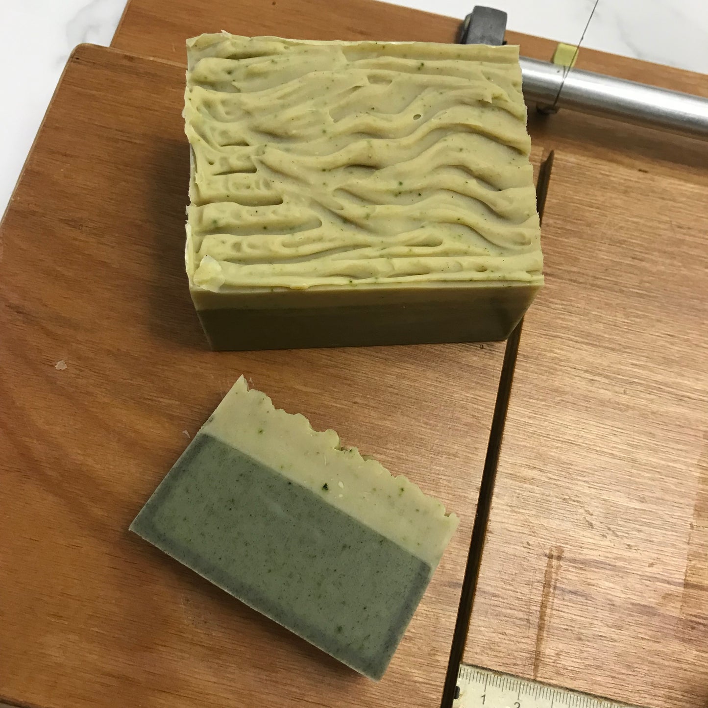 青艾牛油果金盞花皂